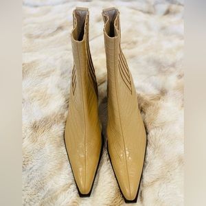 Intentionally Blank. Tan / Neutral Color Embossed Croc Ankle Bootie. Size 7.